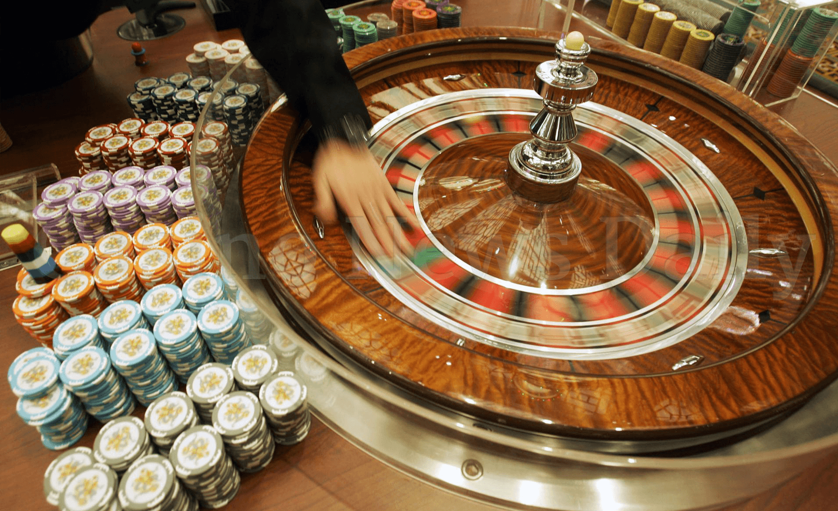 Dealer spinning roulette wheelhead