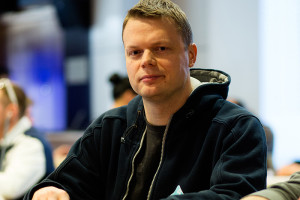 Juha Helppi in testa al tavolo finale del 2016 MCOP €4.250 Main Event