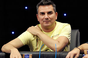 Alessandro Adinolfo è il chip leader del Day 1C del The Dark Side of the Week