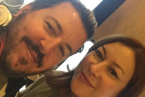 Jennifer Tilly è l’acquirente del braccialetto d’oro di Max Pescatori