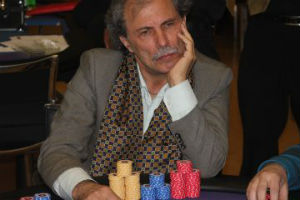Vincenzo Scarpitti guida i superstiti del 700€ PREMIER Million al Day 3