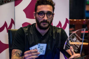 Simone ‘spera91’ Speranza guida i superstiti del €250 Sunday Special Progressive KO Edition al Day 2
