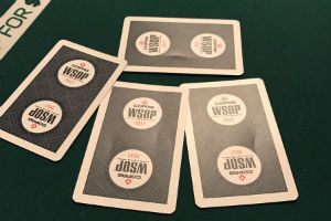 I giocatori mettono di nuovo in discussione la qualità delle carte alle WSOP
