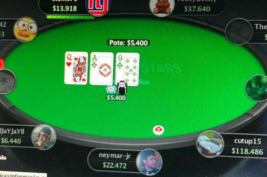 Neymar Jr gioca a poker mentre sta guarendo dall’intervento chirurgico del piede