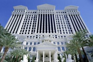 Il CEO del Caesars ritiene che il calo dei visitatori non sia dovuto ai costi di parcheggio a Las Vegas