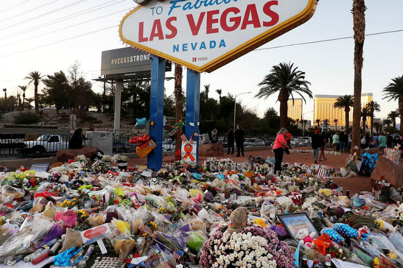 La Strip di Las Vegas Spegne le Luci per Onorare le Vittime della Sparatoria