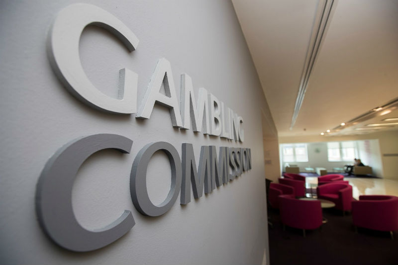 Commissione di Gioco d’Azzardo del Regno Unito Sospende una Seconda Licenza in Diverse Settimane